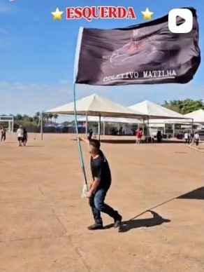 Bandeira do Coletivo Matilha erguida ao ar livre